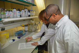 Girum Tadesse Tessema with Lucía de Juan, Director of the European Union Reference Laboratory for Bovine Tuberculosis