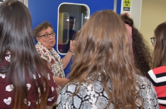 Carmen Barcena enseña las instalaciones de Nivel 3 de Bioseguridad