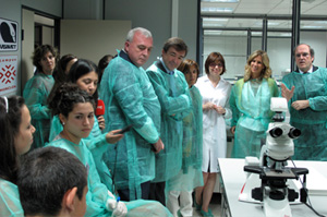 Ministros y rectores conversan con los alumnos del Campus Científico de Verano en un laboratorio del Centro VISAVET