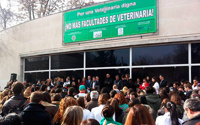 The Rector of the Complutense University in concentration held today at the Veterinary Faculty of Madrid, accompanied by the Dean of the Faculty of Veterinary Medicine and President of the Professional Association of Veterinarians of Madrid